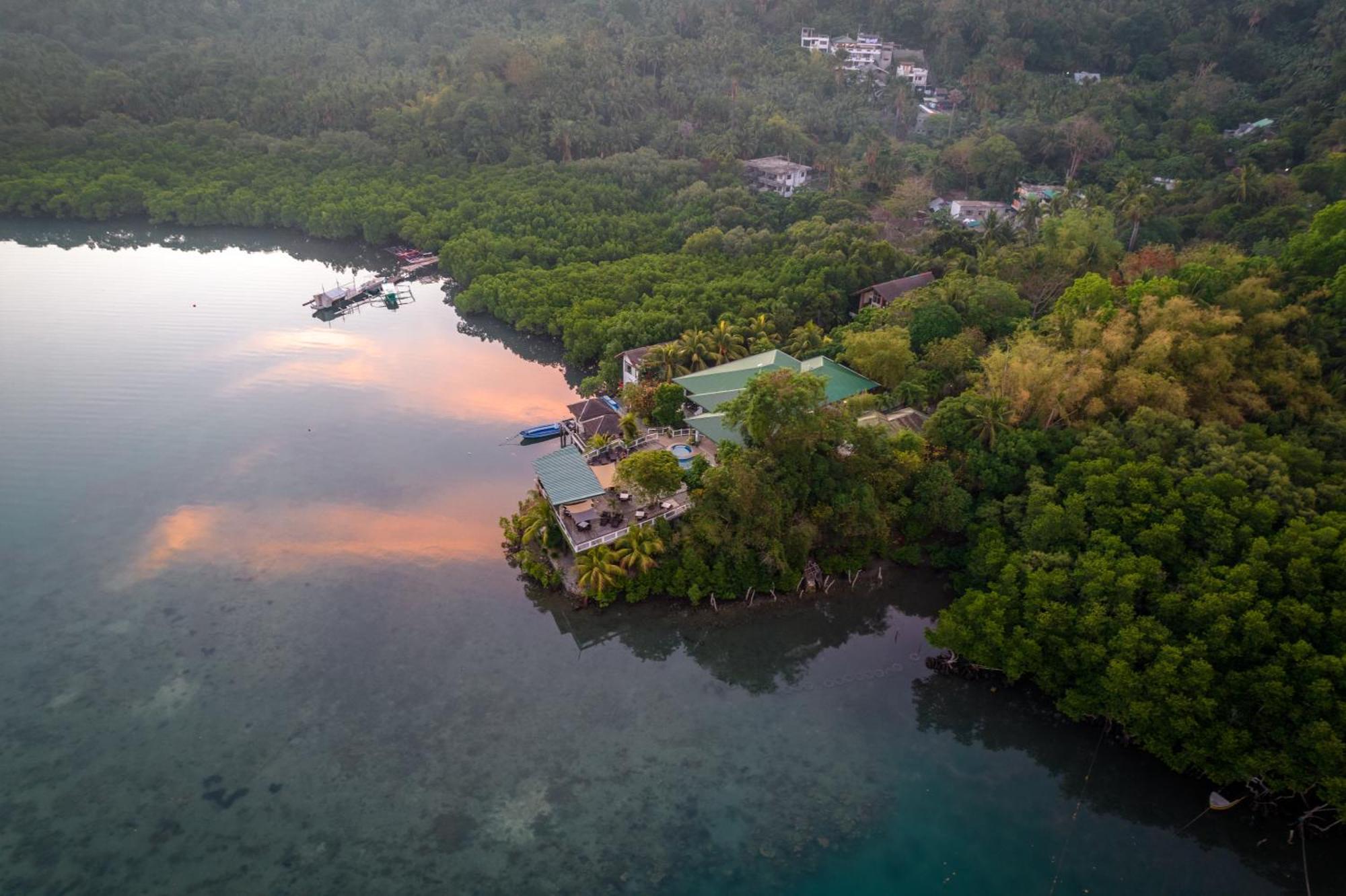 Edgewater Dive & Spa Resort Puerto Galera Ngoại thất bức ảnh